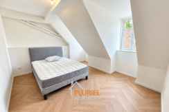Chambre mansardée lumineuse et moderne