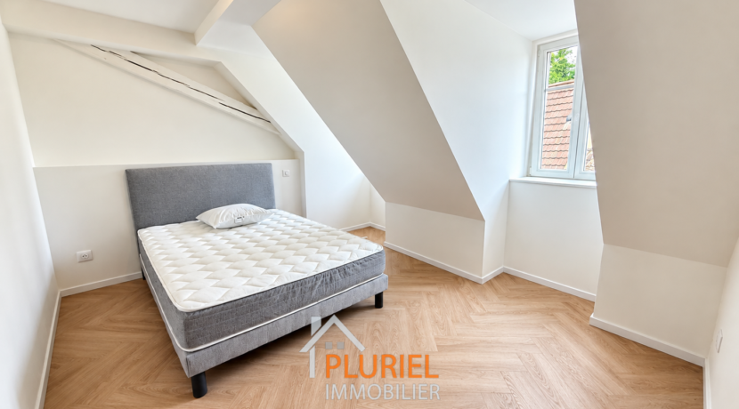 Chambre mansardée lumineuse et moderne