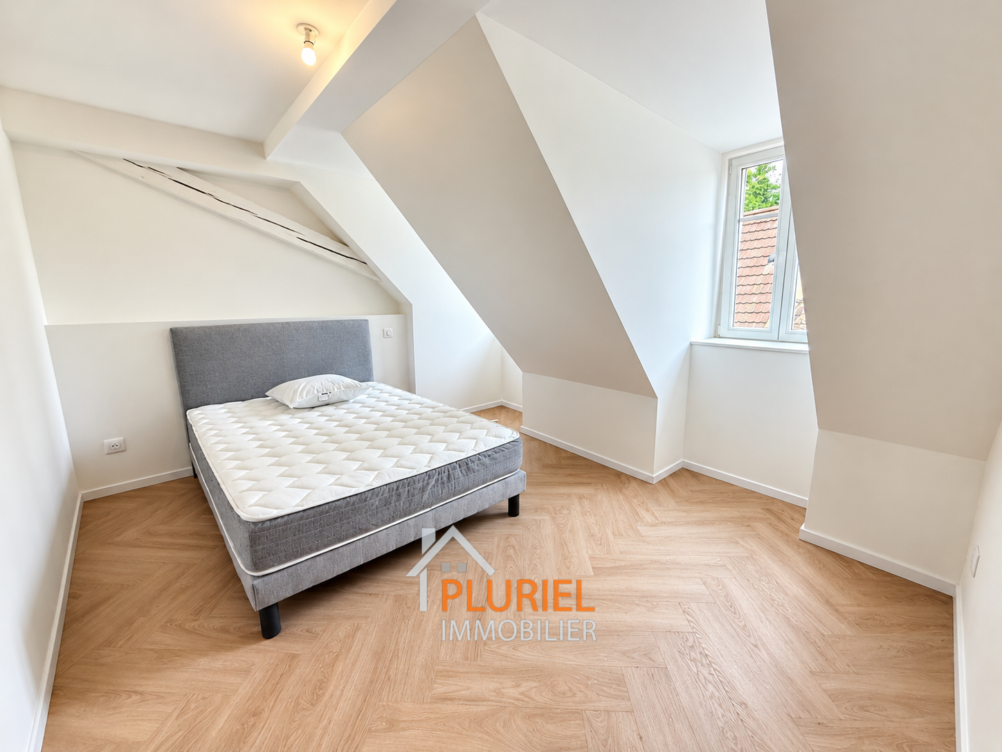 Chambre mansardée lumineuse et moderne