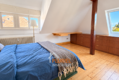 Chambre mansardée scandinave lumineuse