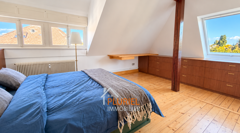 Chambre mansardée scandinave lumineuse