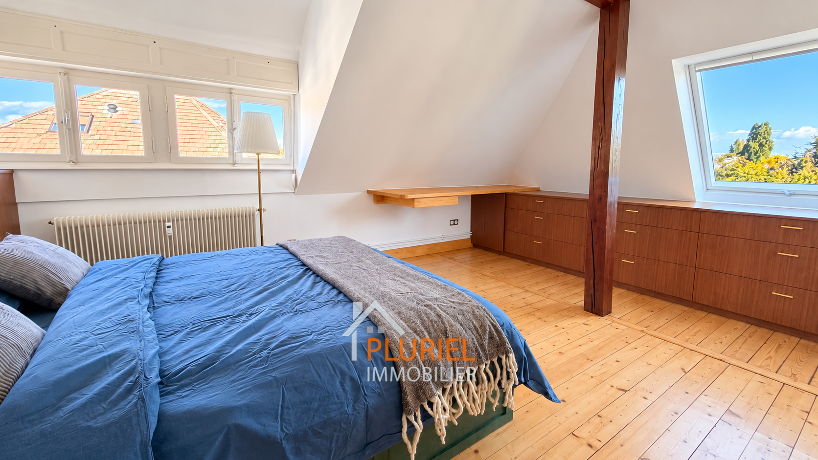 Chambre mansardée scandinave lumineuse