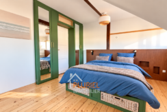 Chambre mansardée verte et bleue lumineuse