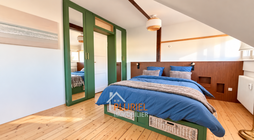 Chambre mansardée verte et bleue lumineuse