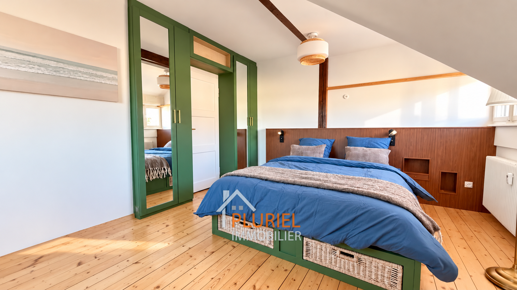 Chambre mansardée verte et bleue lumineuse