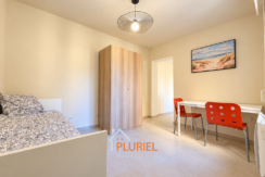 Chambre minimaliste aux touches rouges