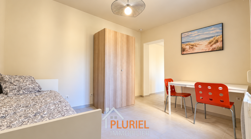 Chambre minimaliste aux touches rouges