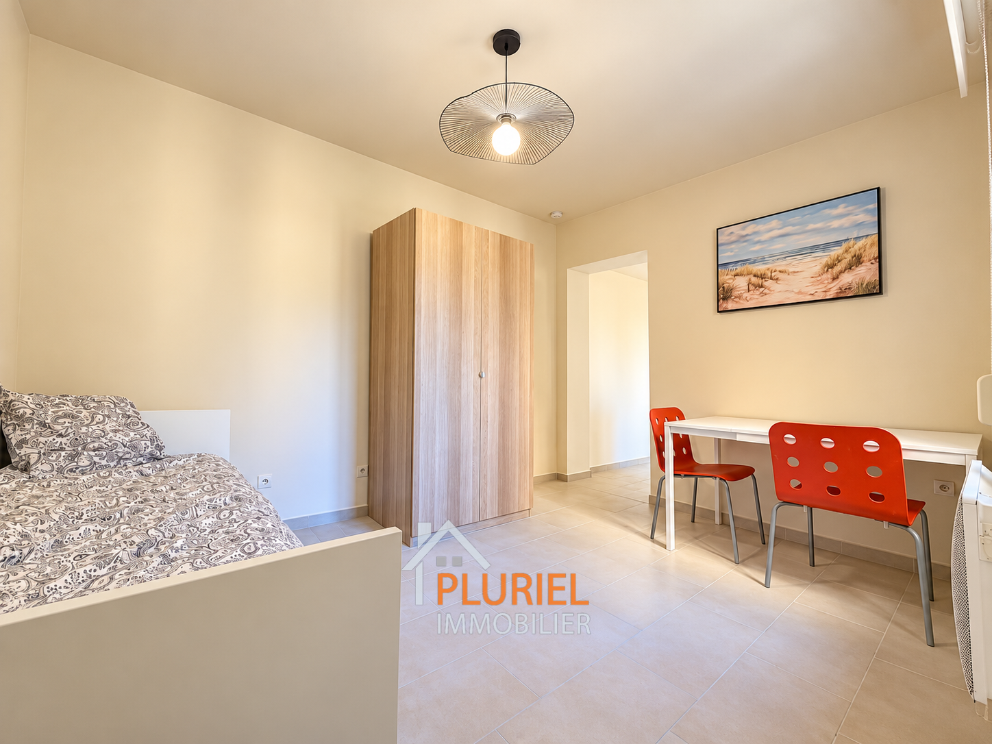 Chambre minimaliste aux touches rouges