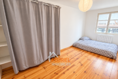 Chambre minimaliste lumineuse avec lit bas