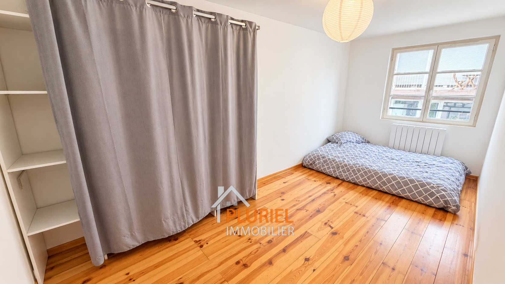 Chambre minimaliste lumineuse avec lit bas