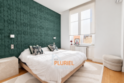 Chambre moderne au mur vert texturé