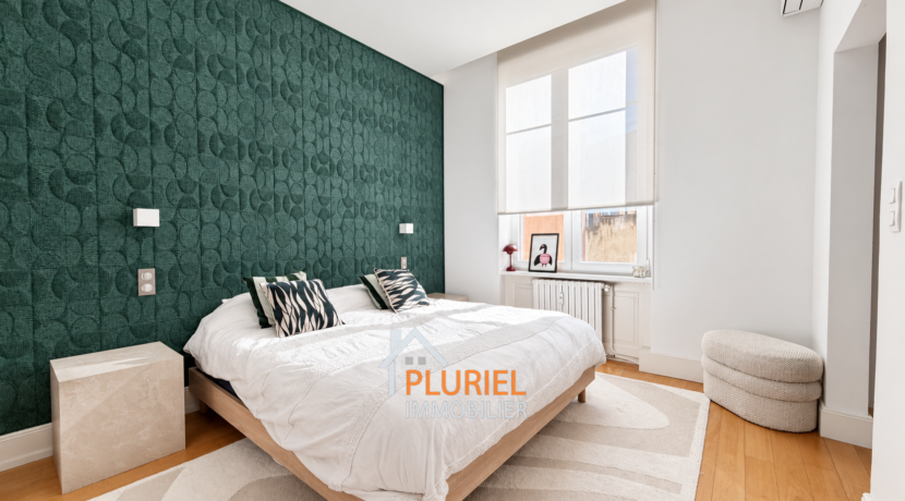 Chambre moderne au mur vert texturé