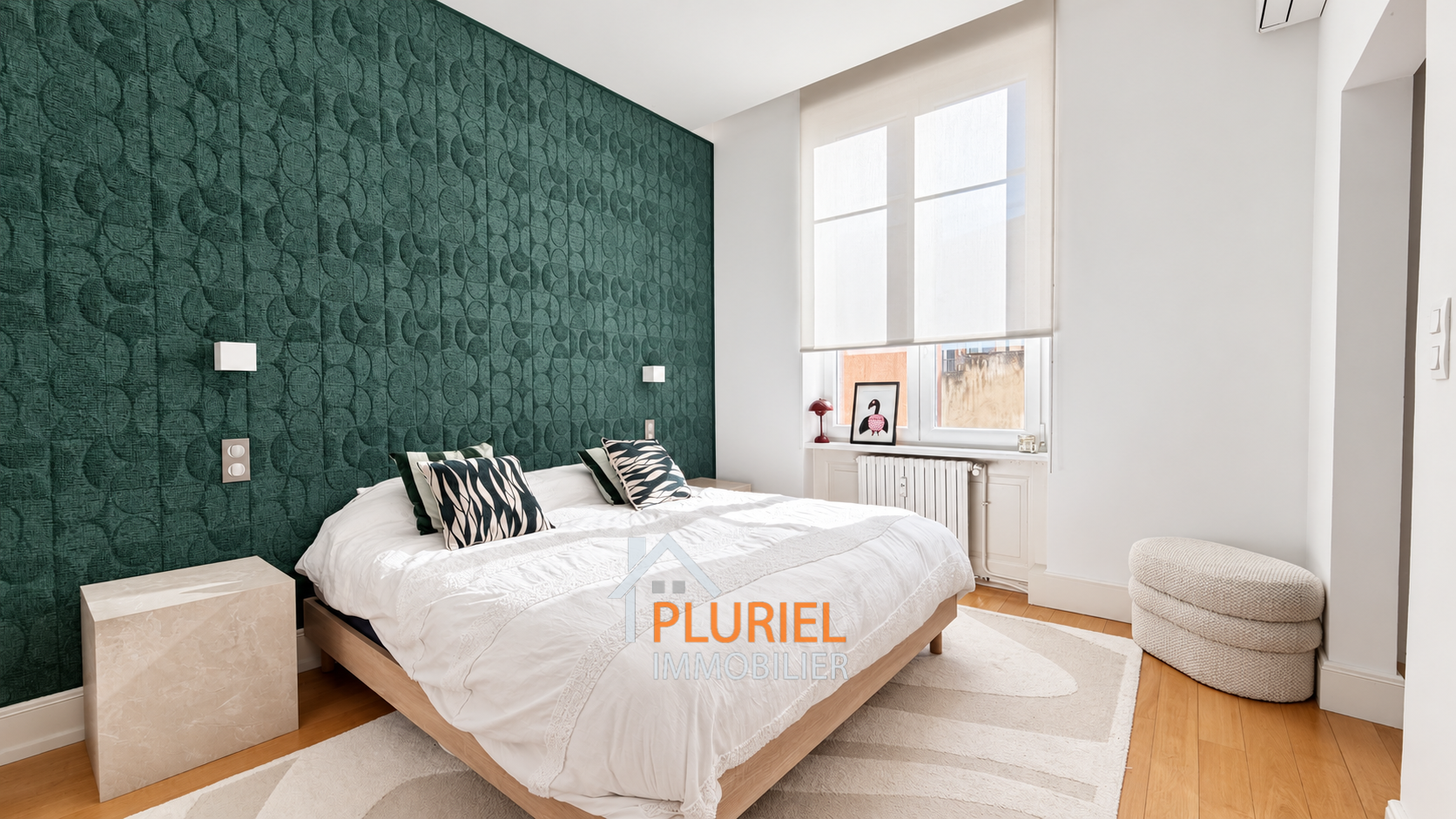 Chambre moderne au mur vert texturé