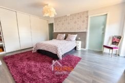 Chambre moderne au tapis framboise