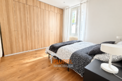 Chambre moderne aux rangements en bois