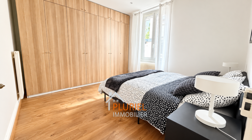 Chambre moderne aux rangements en bois