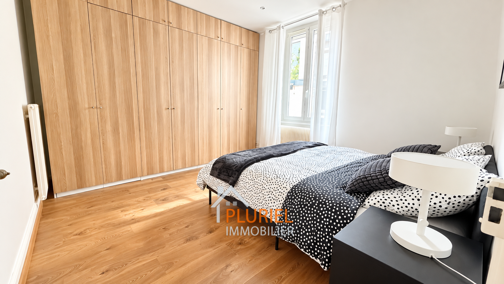 Chambre moderne aux rangements en bois