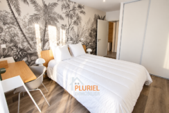 Chambre moderne avec mural tropical