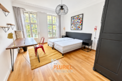Chambre moderne baignée de lumière naturelle