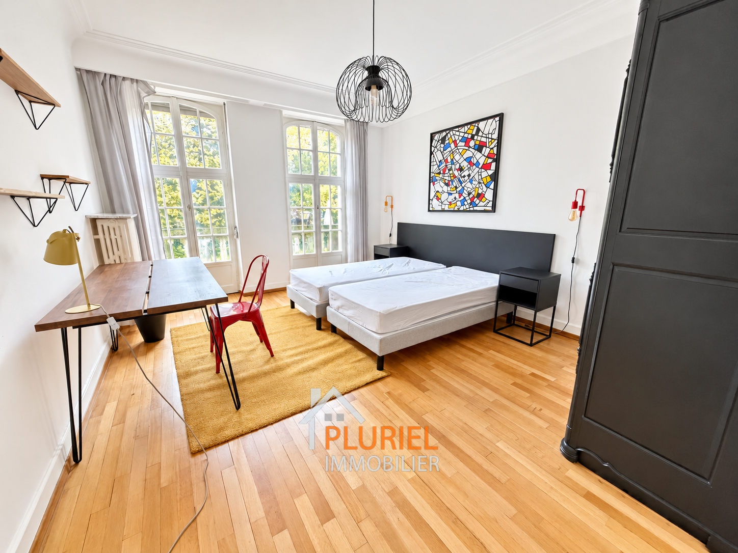 Chambre moderne baignée de lumière naturelle