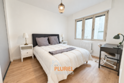 Chambre moderne lumineuse avec espace bureau