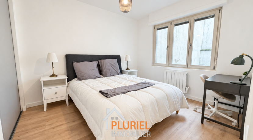 Chambre moderne lumineuse avec espace bureau