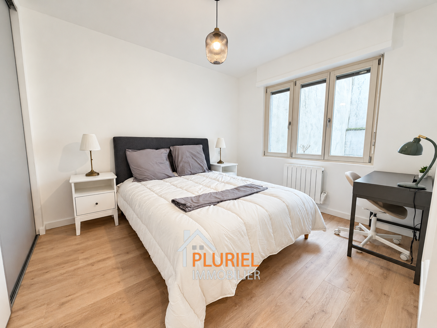 Chambre moderne lumineuse avec espace bureau