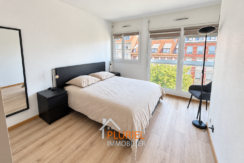 Chambre moderne lumineuse avec vue urbaine (1)