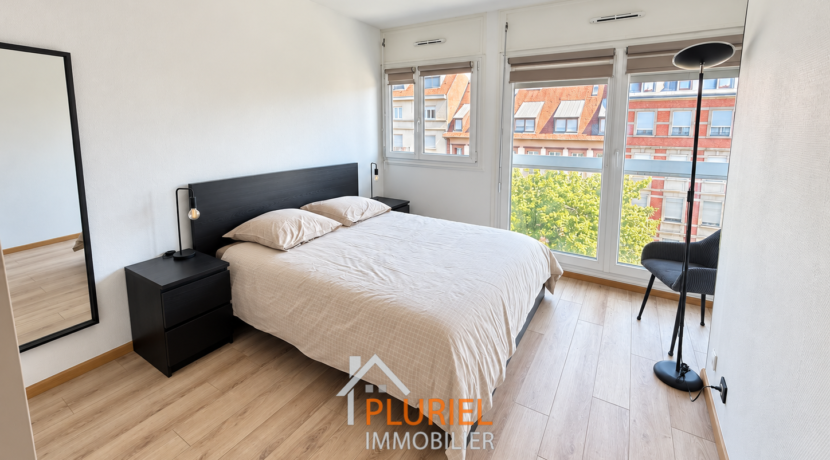 Chambre moderne lumineuse avec vue urbaine (1)