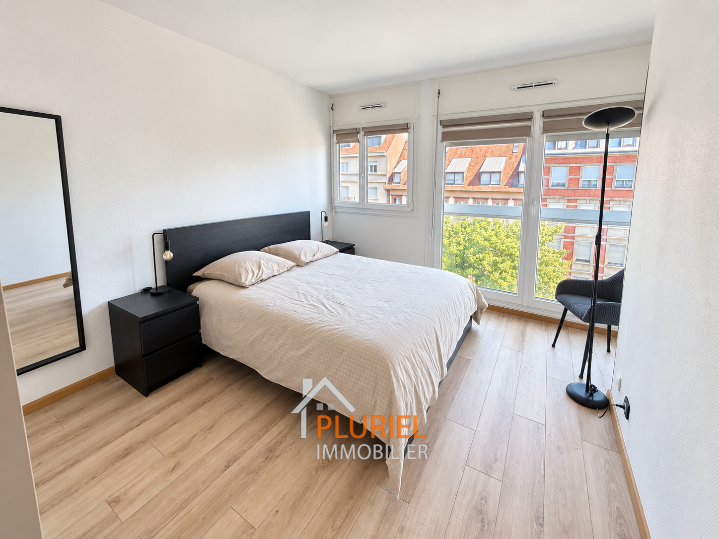 Chambre moderne lumineuse avec vue urbaine (1)