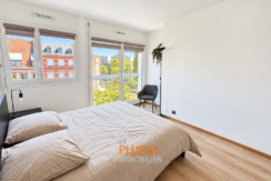 Chambre moderne lumineuse avec vue urbaine