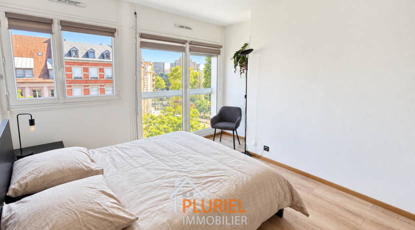 Chambre moderne lumineuse avec vue urbaine