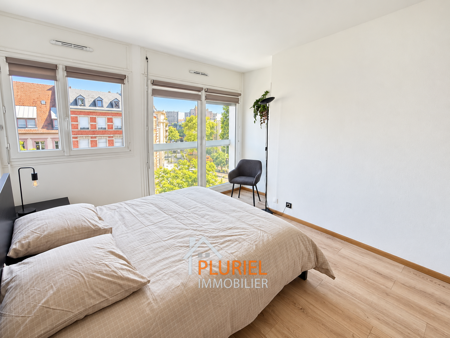 Chambre moderne lumineuse avec vue urbaine