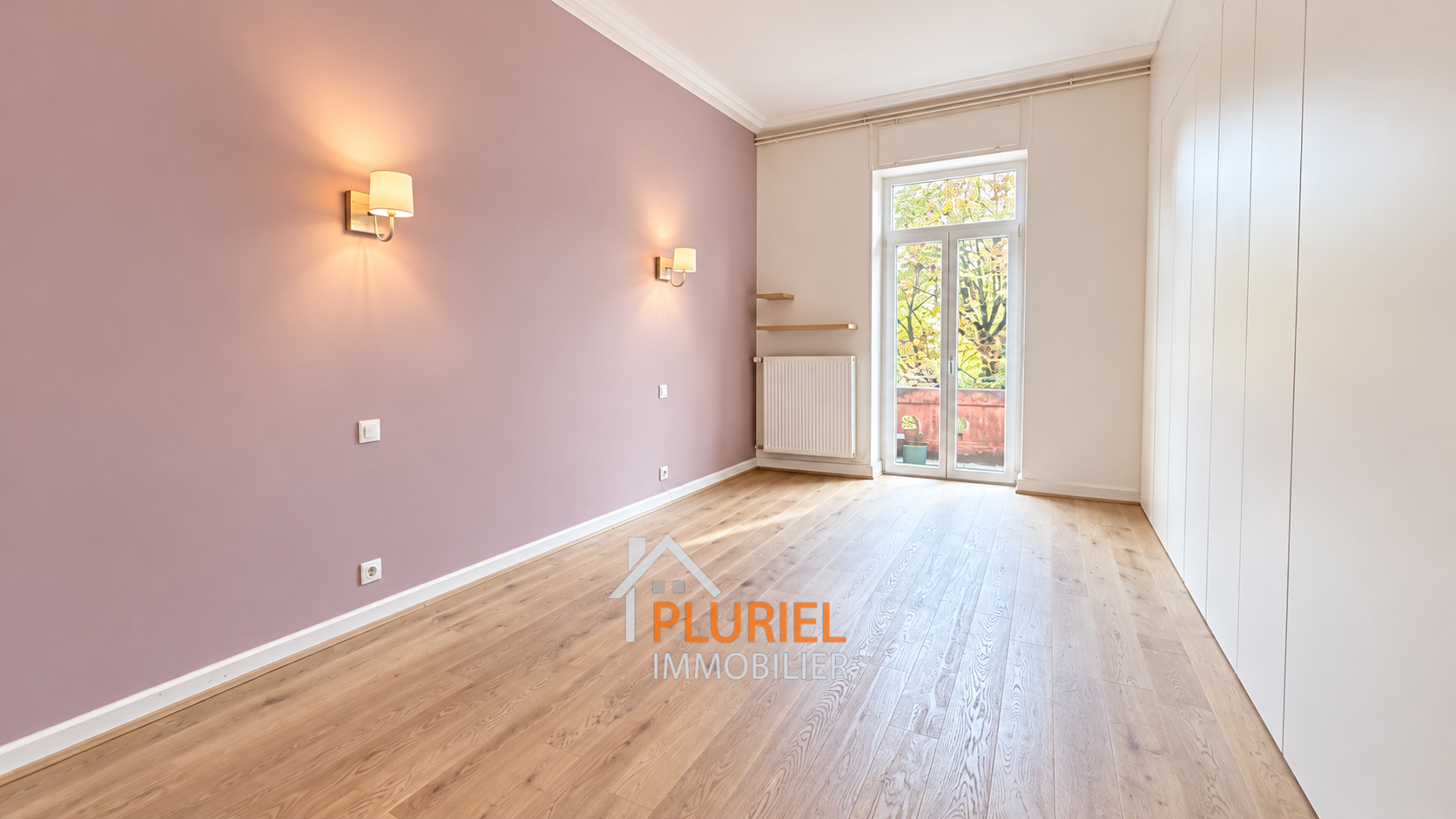 Chambre moderne mauve avec balcon verdoyant