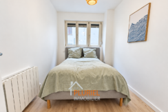 Chambre scandinave avec lit sage et fenêtre lumineuse