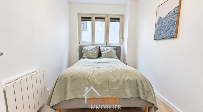 Chambre scandinave avec lit sage et fenêtre lumineuse