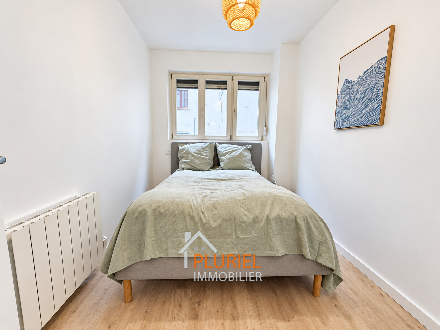 Chambre scandinave avec lit sage et fenêtre lumineuse