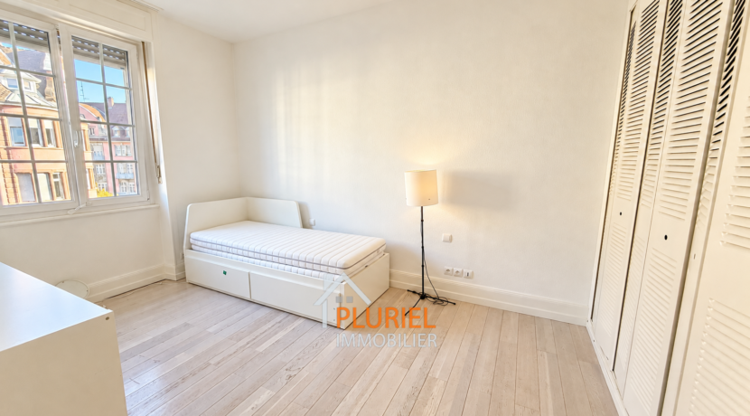 Chambre scandinave baignée de lumière