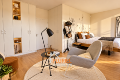 Chambre scandinave bohème baignée de soleil