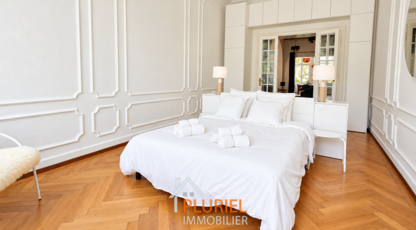 Chambre scandinave élégante et lumineuse