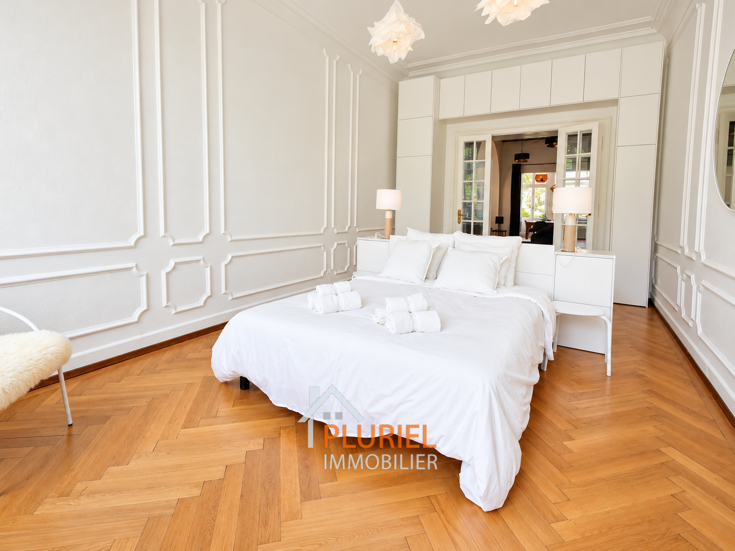 Chambre scandinave élégante et lumineuse