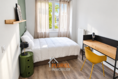 Chambre scandinave lumineuse et minimaliste