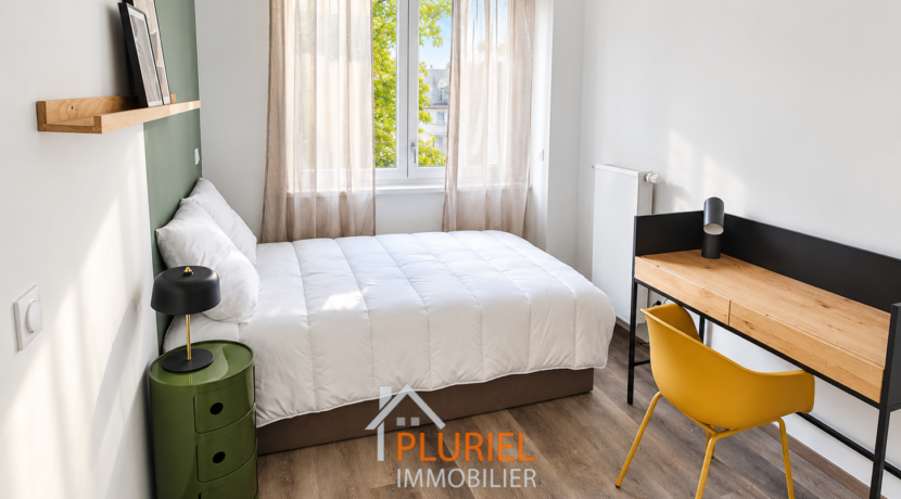 Chambre scandinave lumineuse et minimaliste