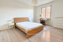 Chambre scandinave lumineuse et minimaliste