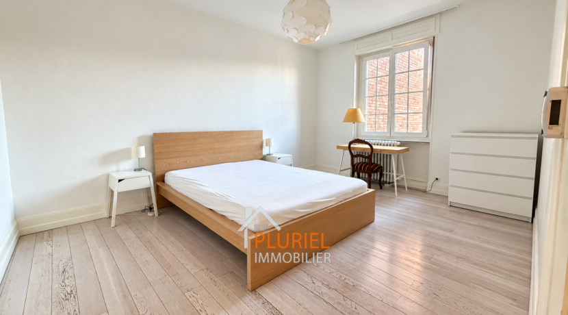 Chambre scandinave lumineuse et minimaliste