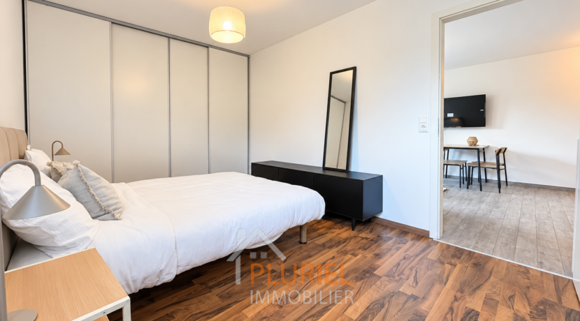 Chambre scandinave ouverte sur le séjour
