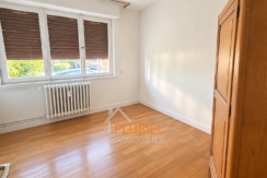 Chambre vide et lumineuse