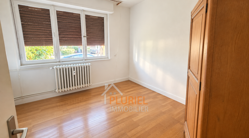 Chambre vide et lumineuse
