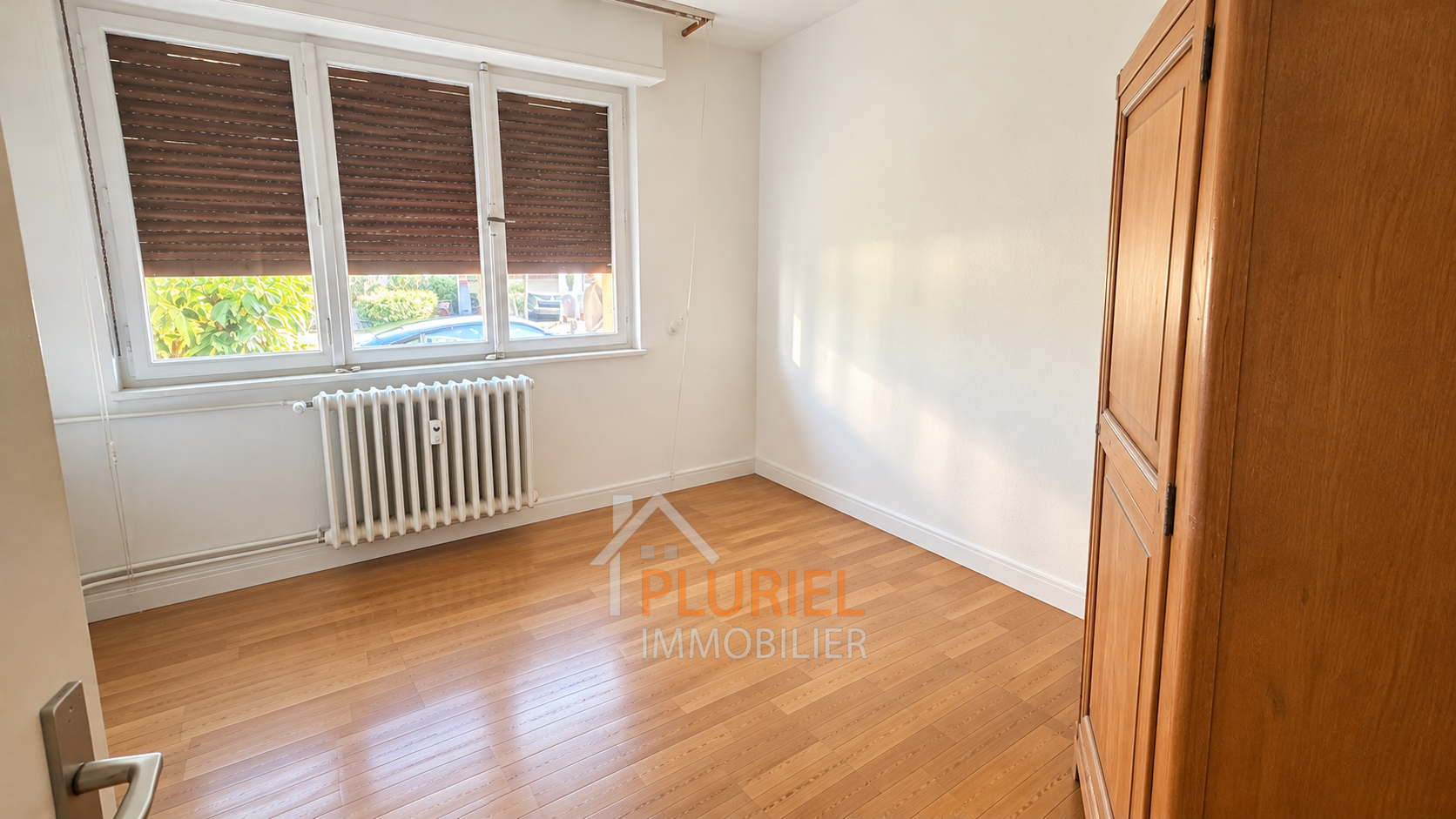 Chambre vide et lumineuse