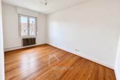 Chambre vide lumineuse au parquet chaleureux